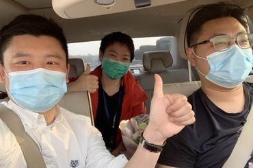 青岛援鄂第一人秦文安全到达青岛 306名英雄...