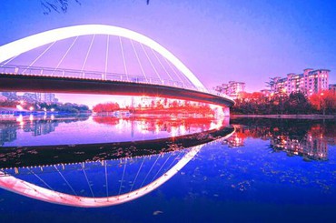 遛弯赏景健身 入夜的青岛李村河成新晋网红...